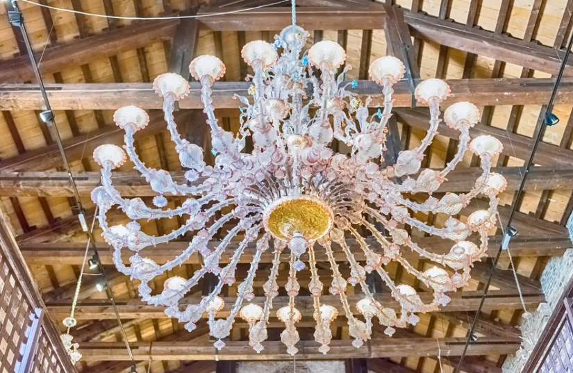 The Art of Lighting: Murano Glass Ceiling Lights Between Tradition and Innovation